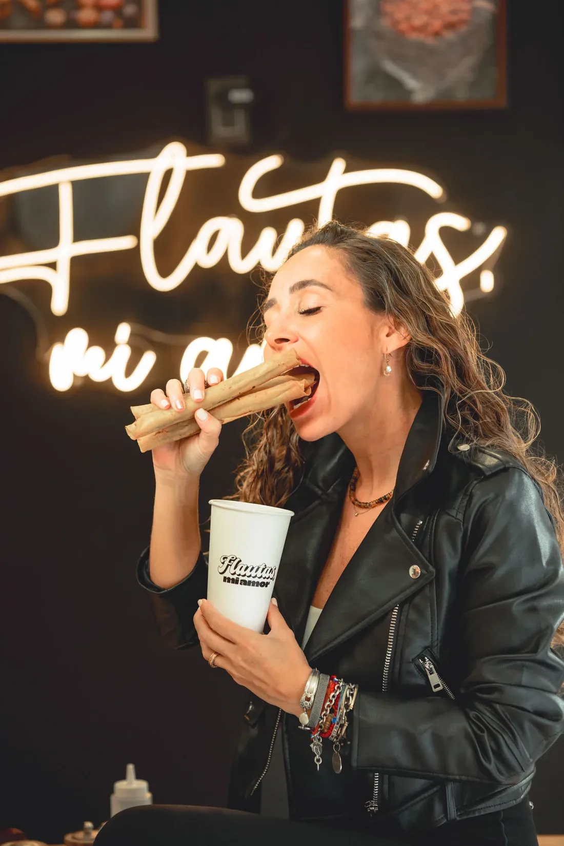 Retrato de campaña gastronómica bajo un letrero de neón