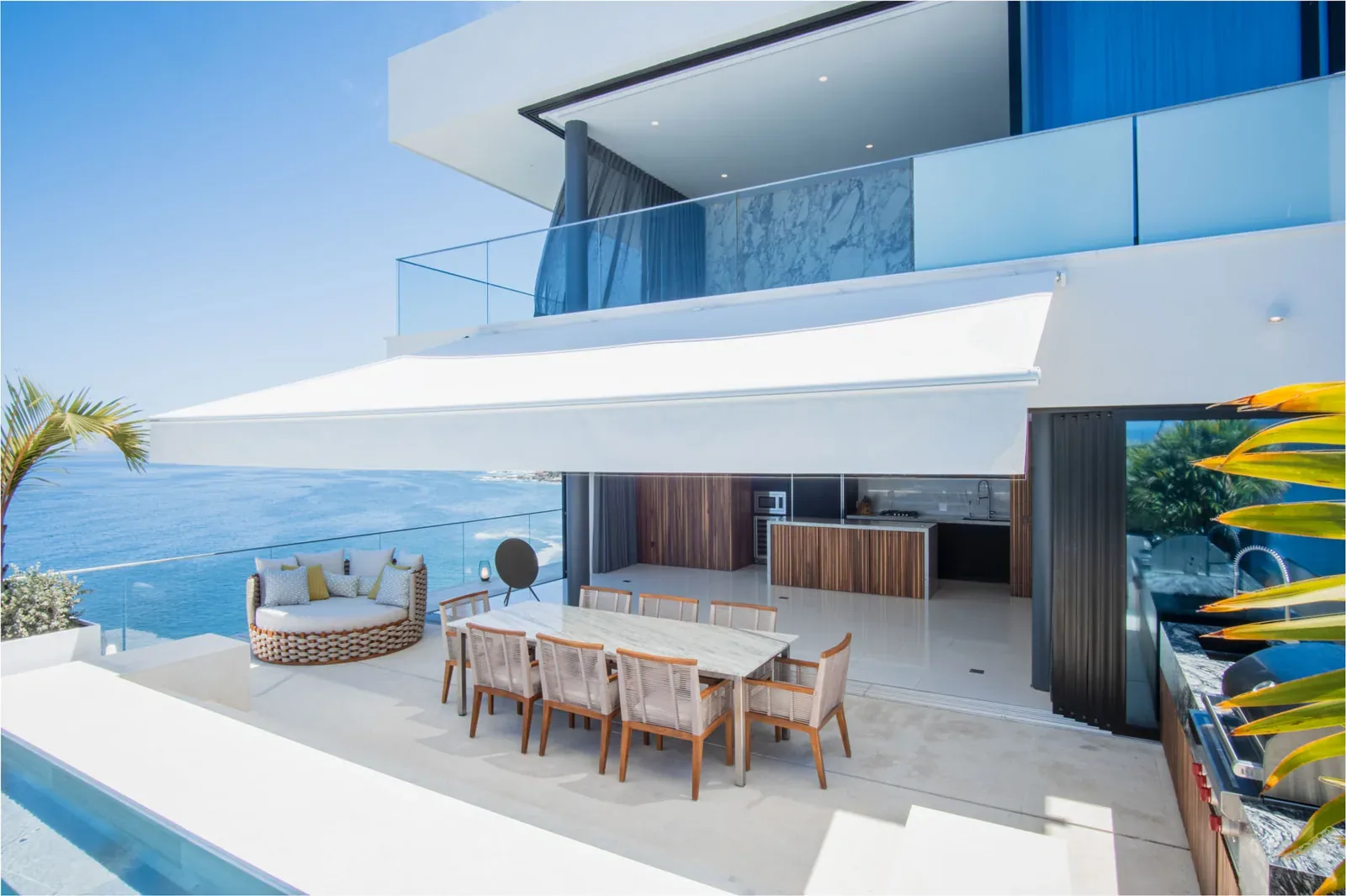 Terraza de una villa moderna frente al mar