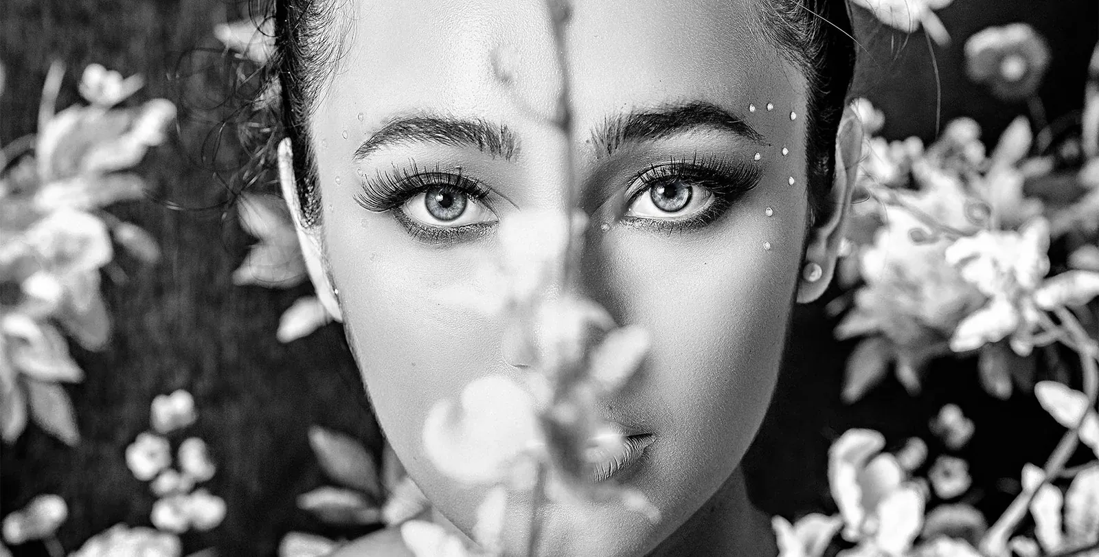 Retrato de belleza en blanco y negro