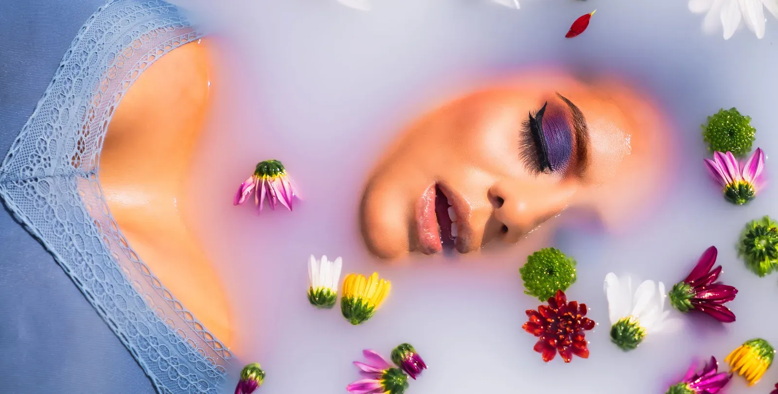 Retrato de belleza en un baño de leche con flores