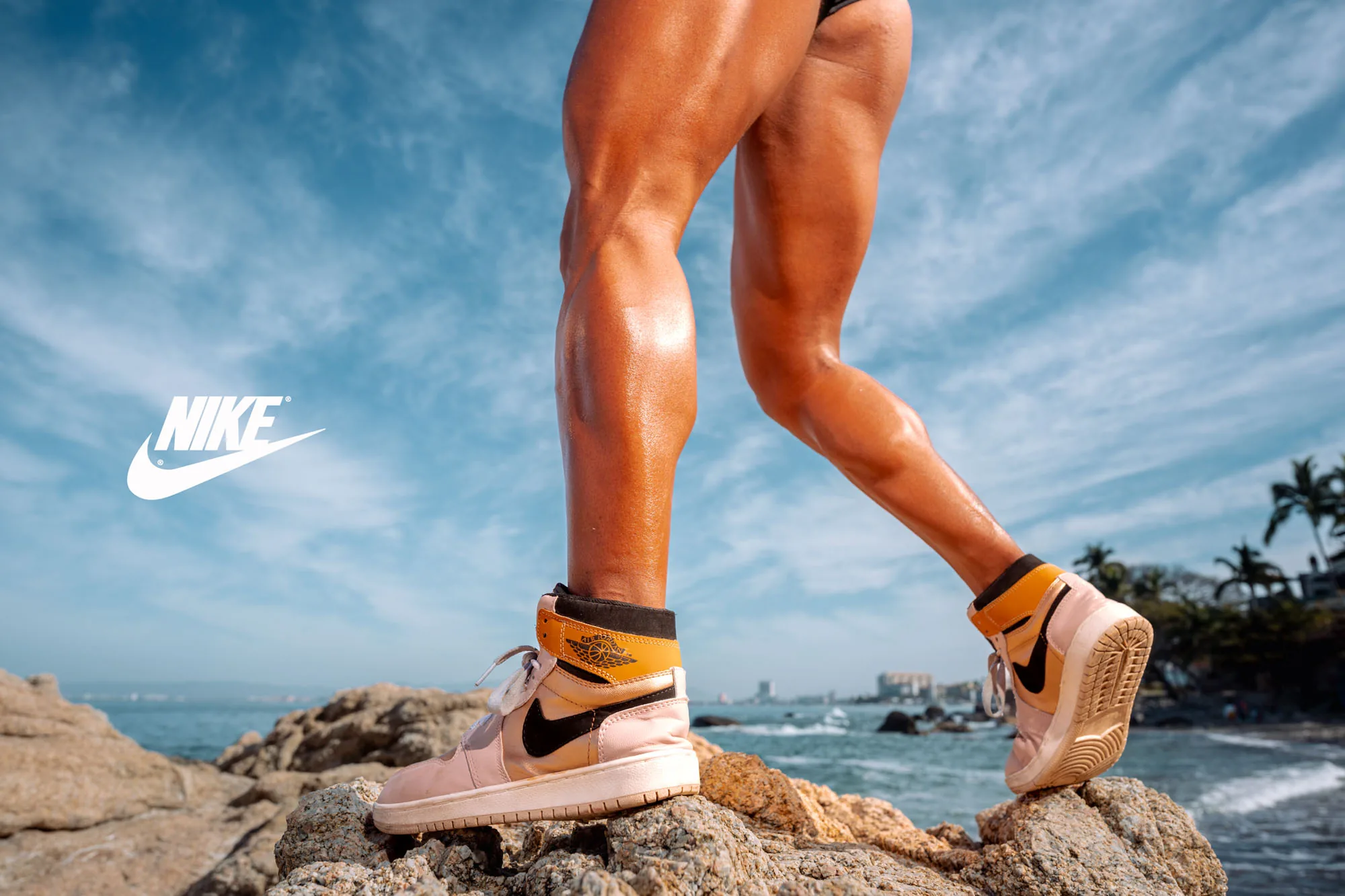 Nike Air Jordan sobre las rocas, con el perfil de Puerto Vallarta detrás